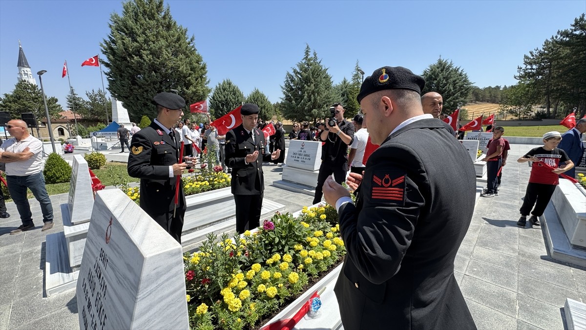 15 Temmuz Demokrasi ve Milli Birlik Günü dolayısıyla Çorum Şehitliği'nde anma programı düzenlendi....