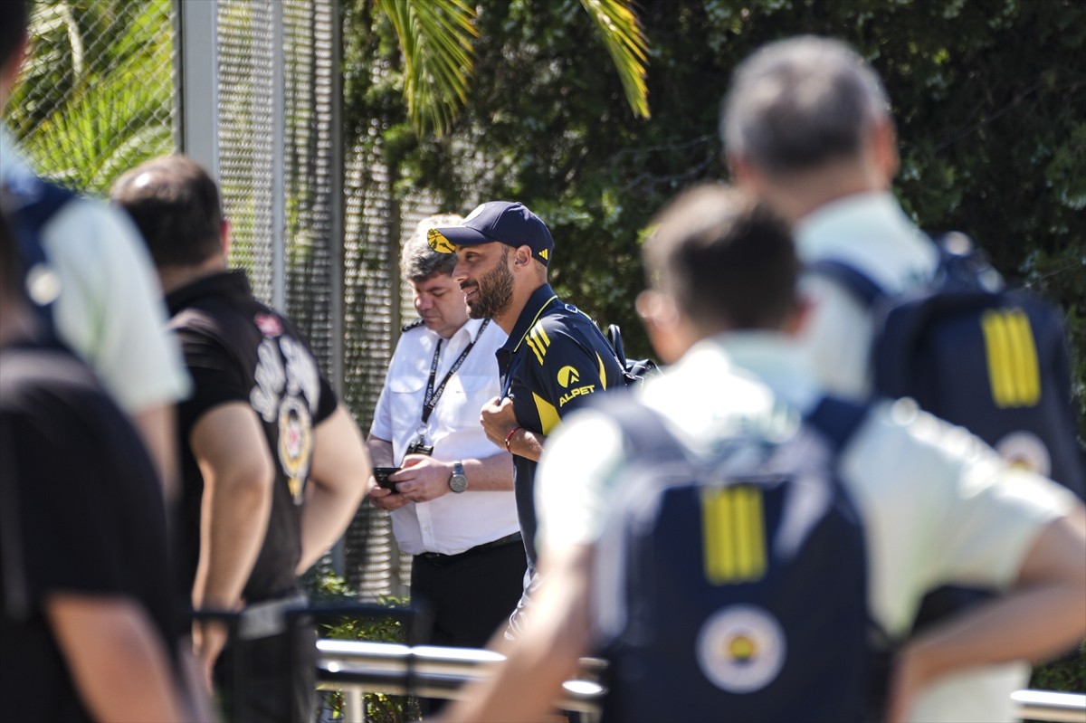 2025-2026 sezonu hazırlıklarının İstanbul etabını tamamlayan Fenerbahçe, kamp için Portekiz'e...