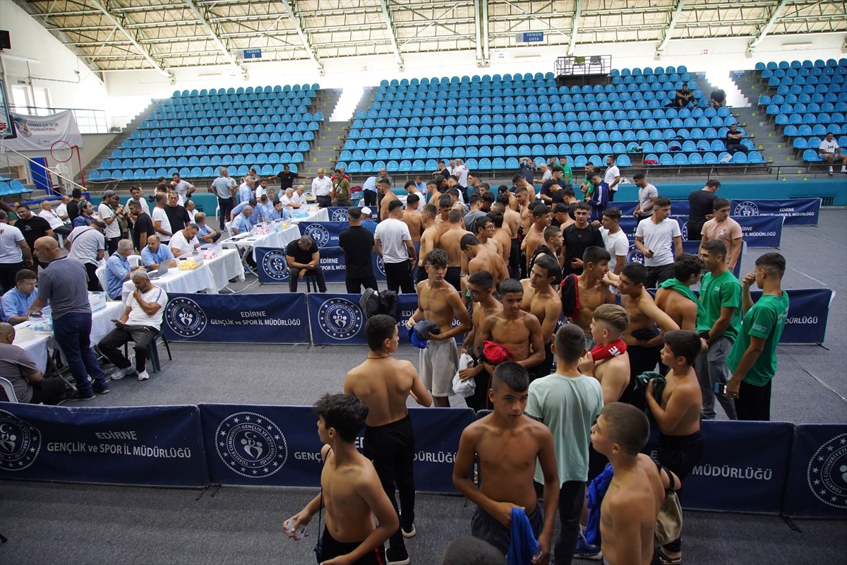 664. Tarihi Kırkpınar Yağlı Güreşleri'nde mücadele edecek pehlivanların kayıt işlemleri başladı....