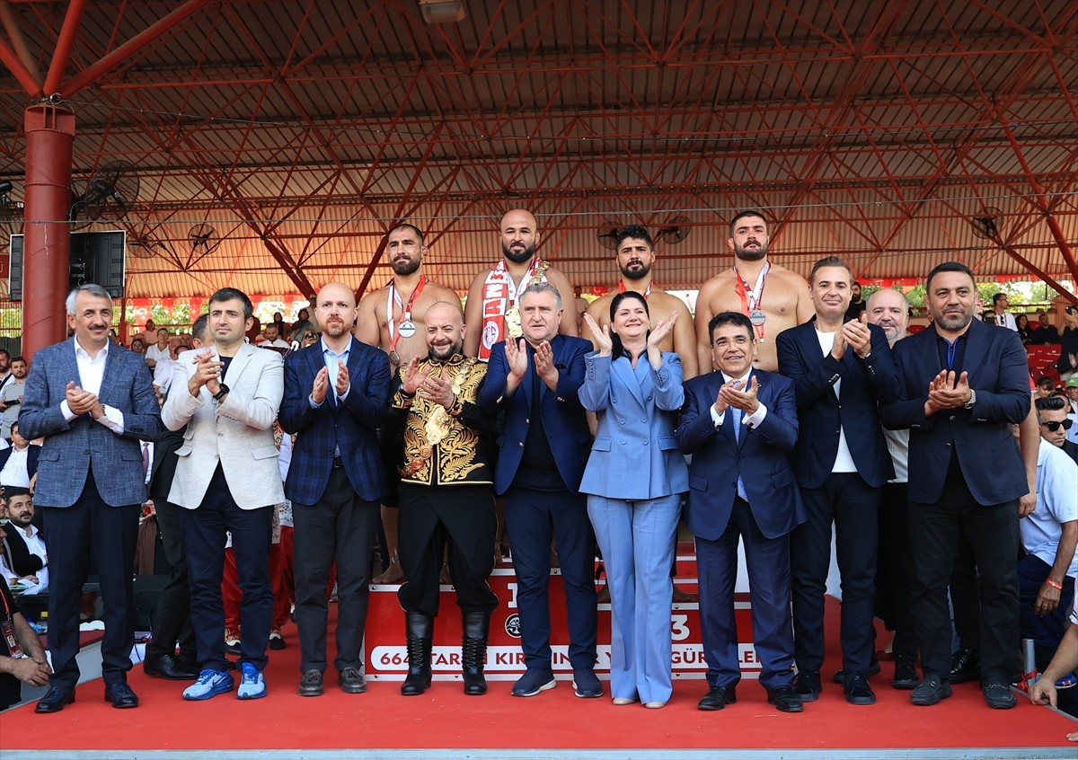 664. Tarihi Kırkpınar Yağlı Güreşleri'nin başpehlivanı Orhan Okulu, ikinci olan Feyzullah Aktürk...