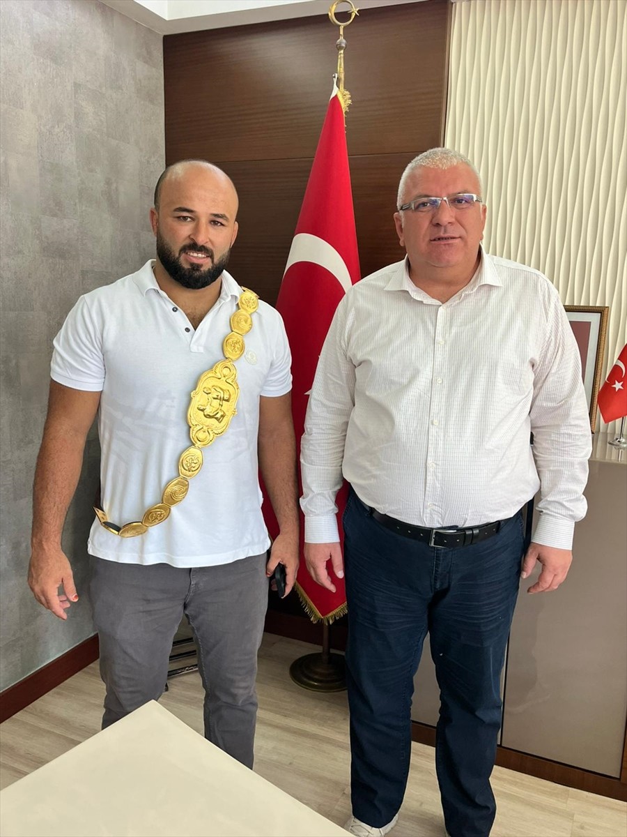 664. Tarihi Kırkpınar Yağlı Güreşleri'nin başpehlivanı Orhan Okulu (ortada), Kumluca Kaymakamı...