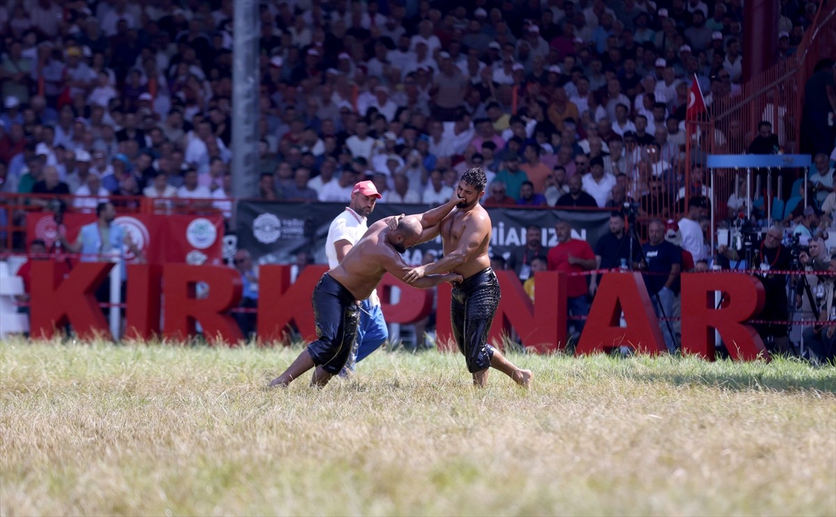 664. Tarihi Kırkpınar Yağlı Güreşleri başpehlivanlık yarı final müsabakaları yapıldı. Orhan Okulu...