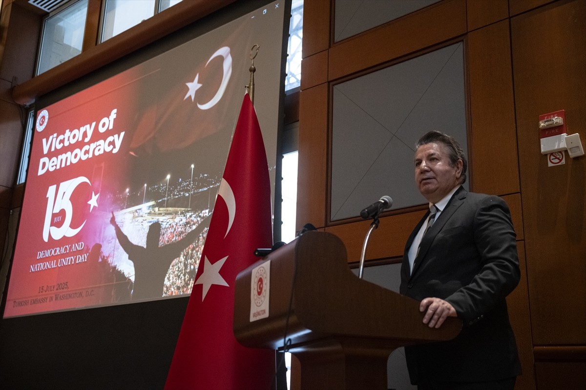 ABD'nin başkentinde bulunan Türkiye'nin Washington Büyükelçiliğinde, 15 Temmuz hain darbe...