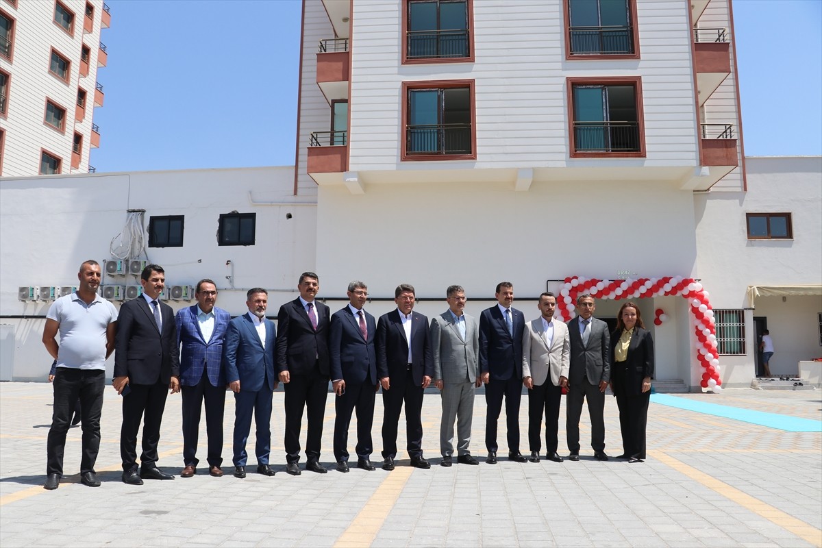 Adalet Bakanı Yılmaz Tunç, Adana'da çeşitli ziyaretler gerçekleştirdi. Bakan Tunç, merkez Yüreğir...