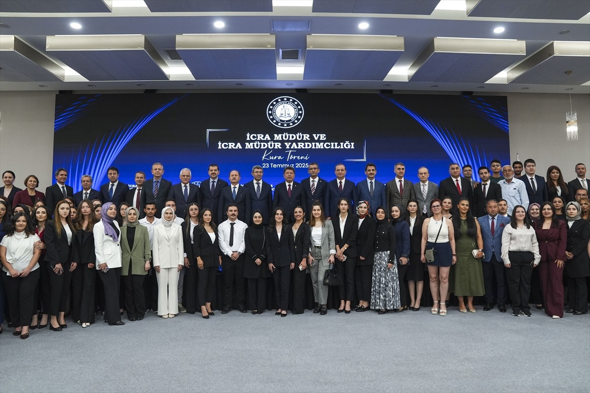 Adalet Bakanı Yılmaz Tunç, Ankara Hakimevi'nde düzenlenen İcra Müdür ve İcra Müdür Yardımcılığı...