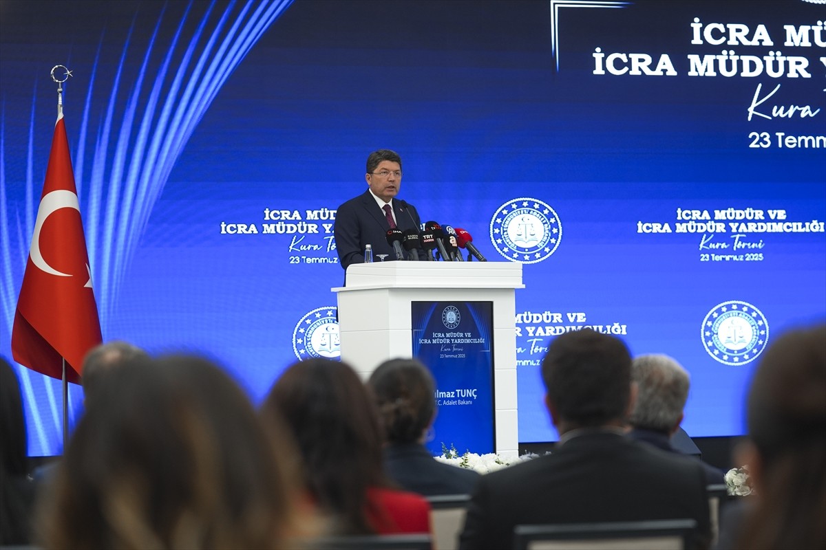 Adalet Bakanı Yılmaz Tunç, Ankara Hakimevi'nde düzenlenen İcra Müdür ve İcra Müdür Yardımcılığı...