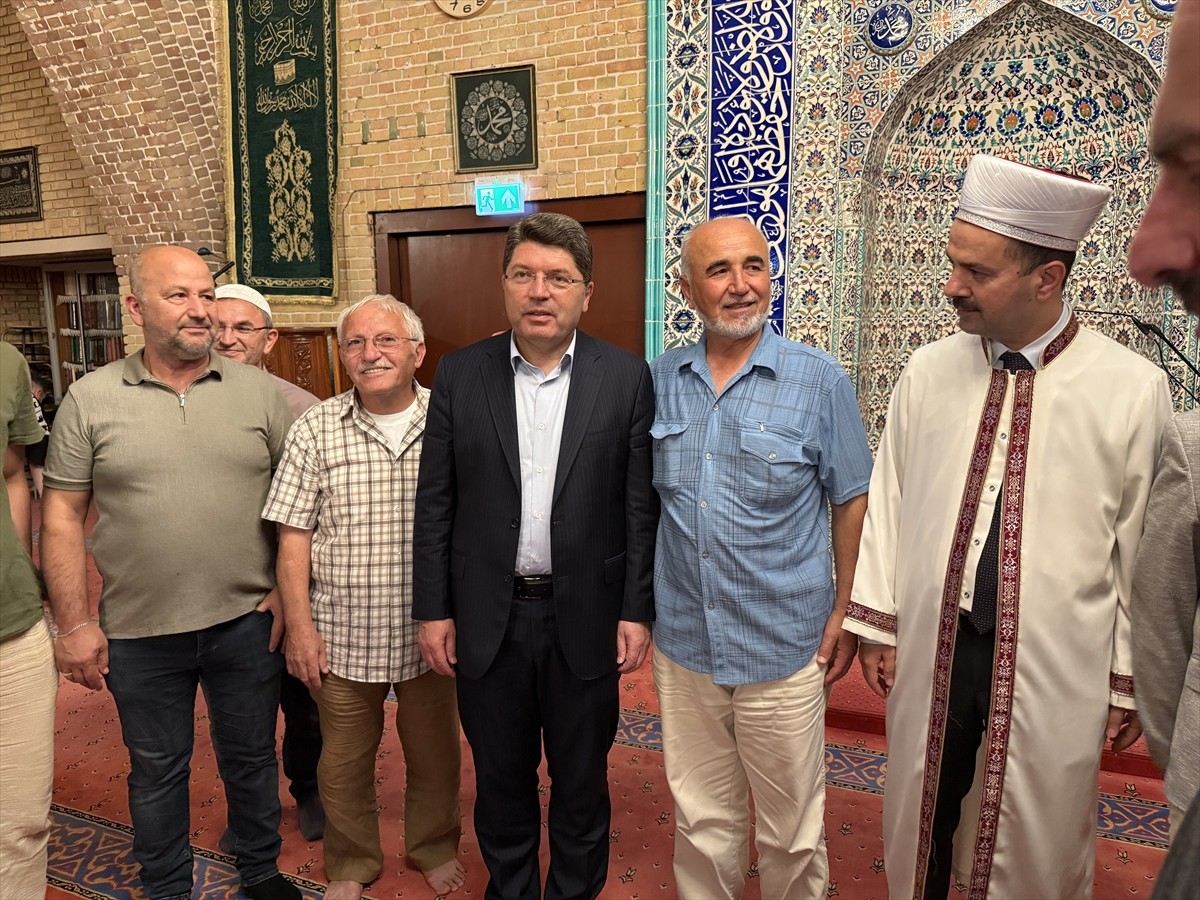 Adalet Bakanı Yılmaz Tunç, Hollanda temasları kapsamında Amsterdam Fatih Camisi'nde cuma namazını...