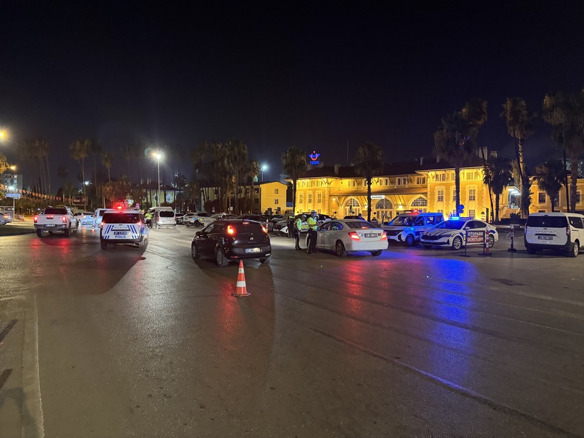 Adana'da polis ekiplerince, dron destekli trafik denetimi gerçekleştirildi. Polis ekipleri, 470...