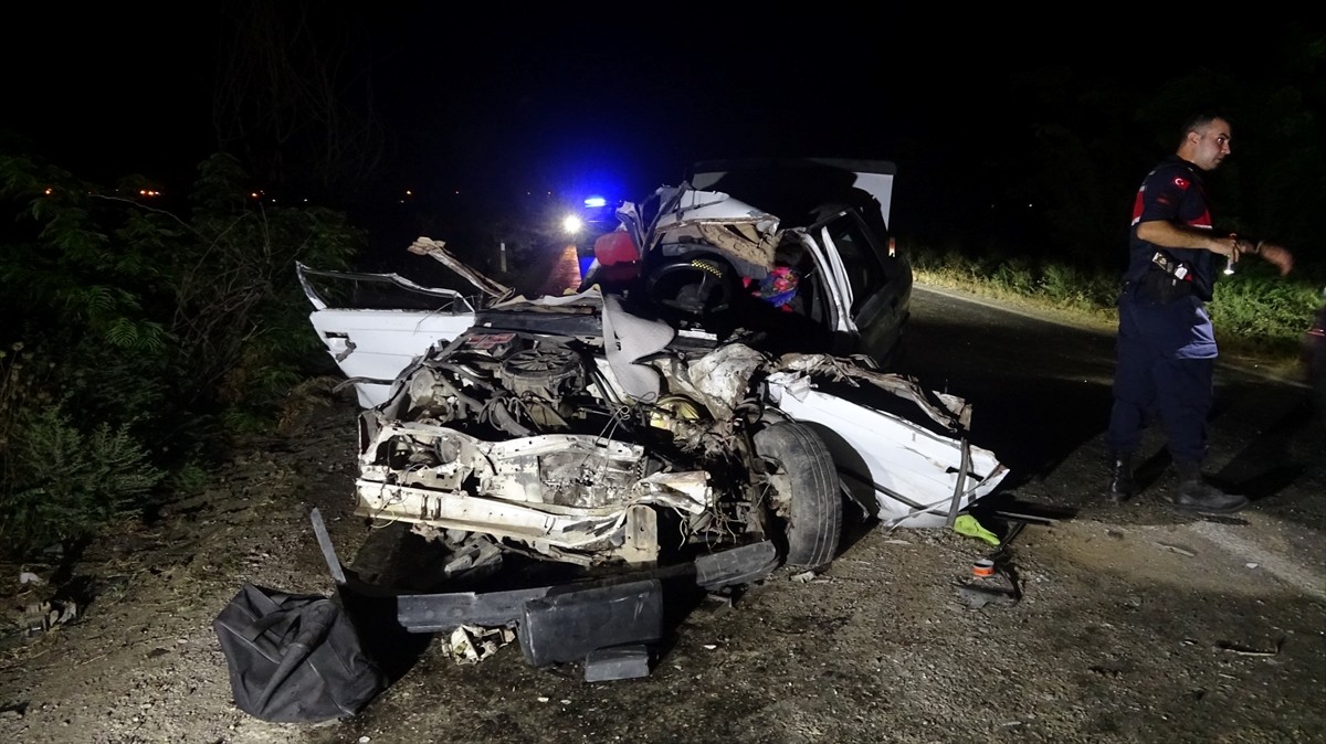 Adana'nın Ceyhan ilçesinde otomobil ile kamyonetin çarpışması sonucu 2'si ağır 4 kişi...