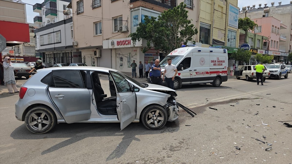 Adana'nın Kozan ilçesinde 2 otomobilin çarpışması sonucu 1 kişi yaralandı. Kaza yerine polis ve...