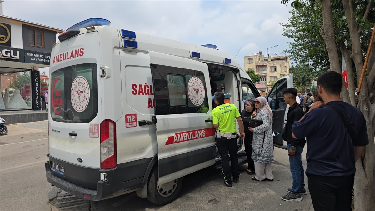 Adana'nın Kozan ilçesinde 2 otomobilin çarpışması sonucu 1 kişi yaralandı. Kaza yerine polis ve...