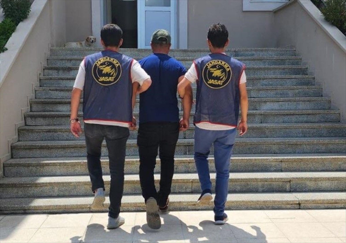 Adana'nın Kozan ilçesinde, farklı suçlardan 25 yıl 6 ay kesinleşmiş hapis cezasıyla aranan hükümlü...