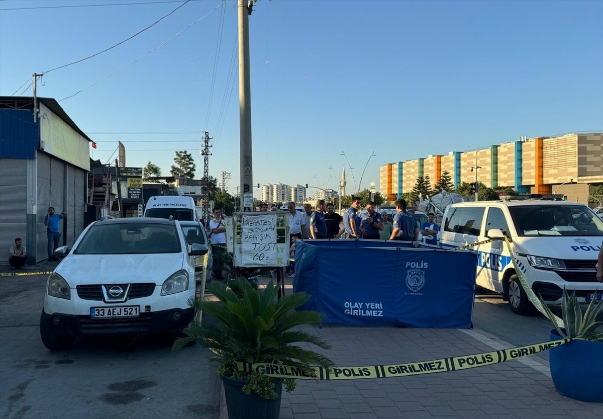 Adana'nın merkez Seyhan ilçesinde bir kişi tartıştığı kadını tabancayla vurduktan sonra aynı...