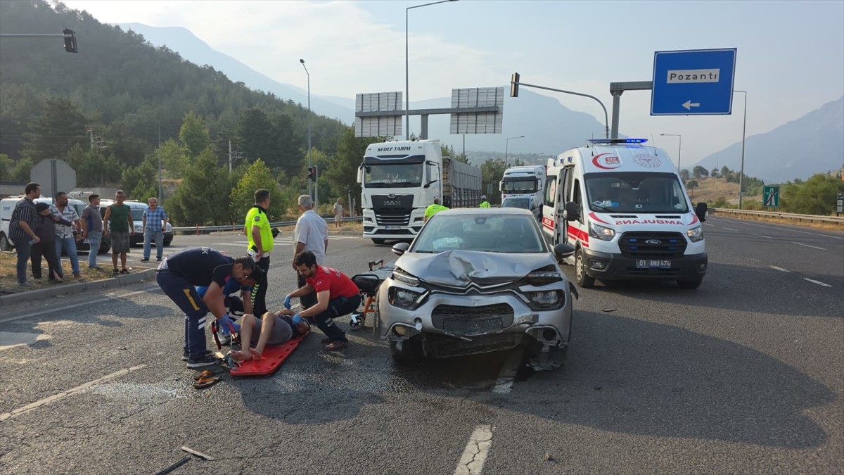 Adana'nın Pozantı ilçesinde 2 otomobilin çarpışması sonucu 1 kişi yaralandı.