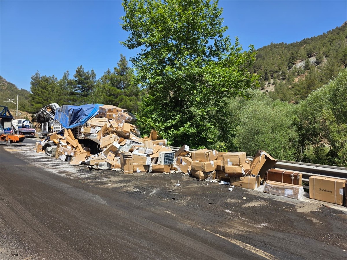 Adana'nın Pozantı ilçesinde 3 tırın çarpıştığı zincirleme trafik kazasında 1 kişi hayatını...