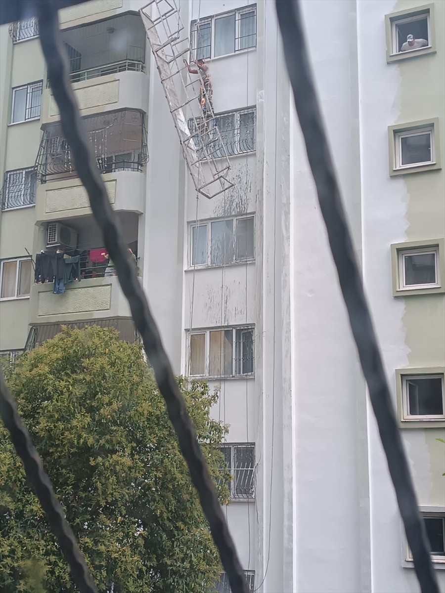 Adana'nın Yüreğir ilçesinde bir apartmanın dış cephesinin boyanması sırasında halatı kopan...