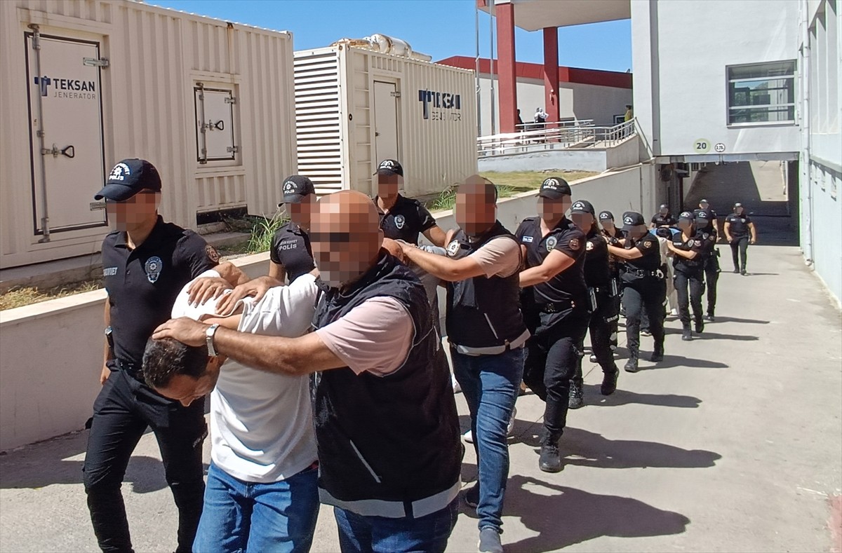 Adana merkezli 7 ilde uyuşturucu organize suç örgütüne yönelik düzenlenen operasyonda gözaltına...