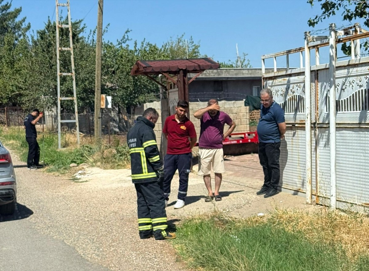  Adıyaman'da bir evin mutfağına giren yılan, itfaiye ekibince yakalandı.