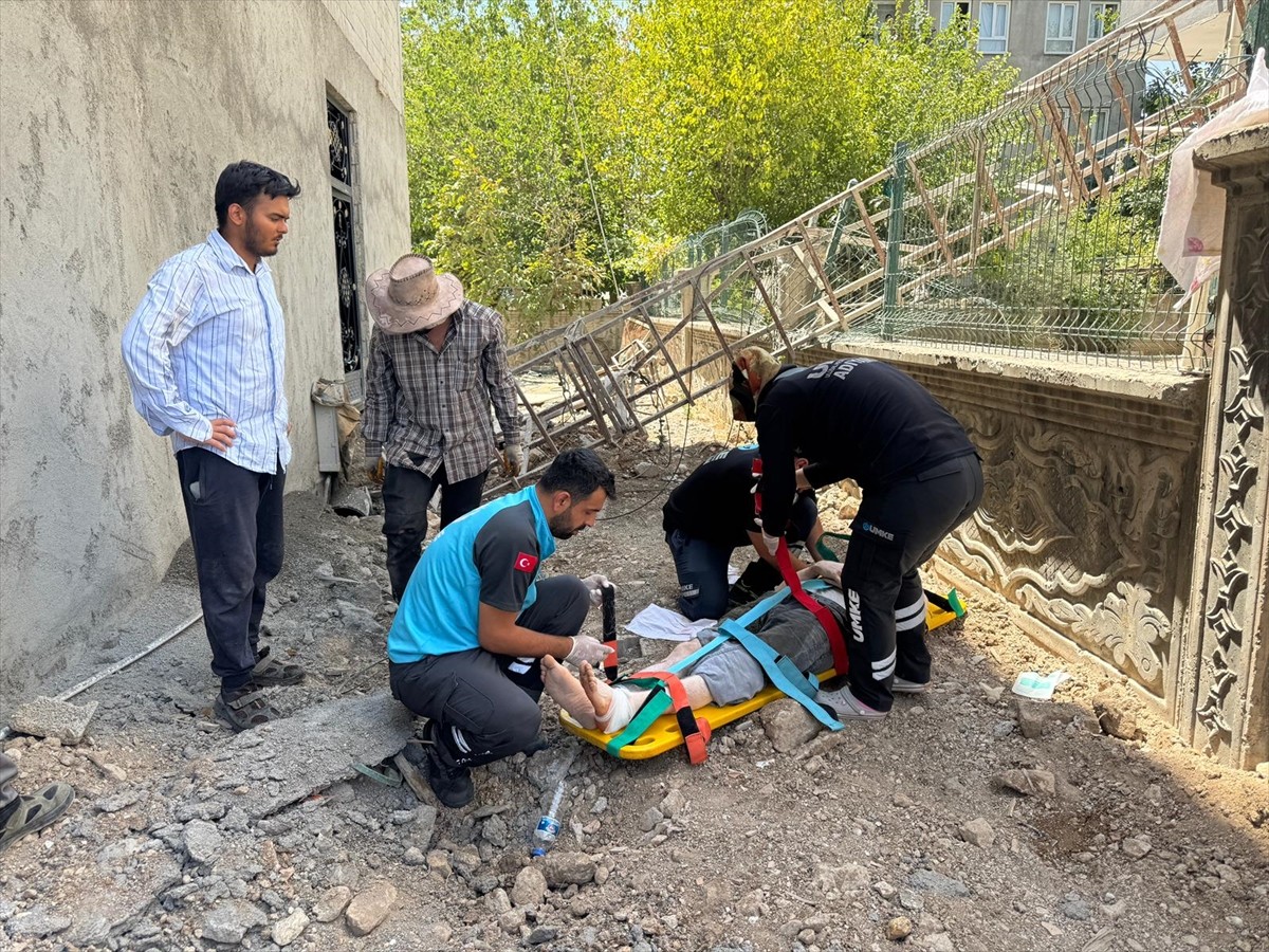 Adıyaman'da yapımı süren bir inşatta iskelenin çökmesi sonucu bir işçi yaralandı.