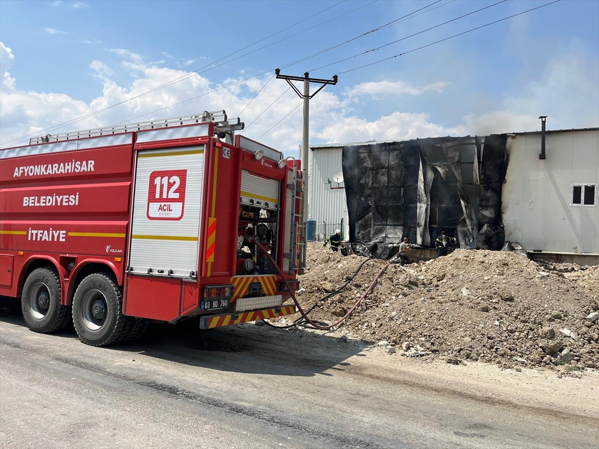 Afyonkarahisar'da dorse imalat atölyesinde çıkan yangın itfaiye ekiplerinin müdahalesiyle...