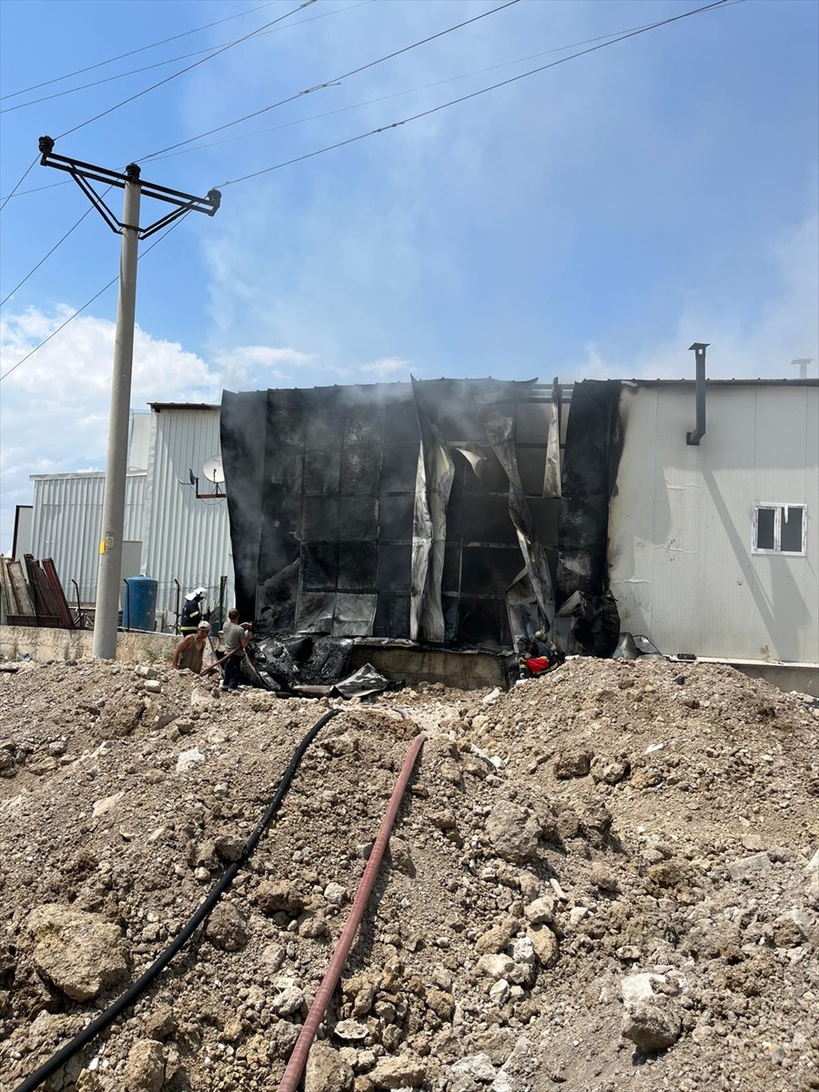 Afyonkarahisar'da dorse imalat atölyesinde çıkan yangın itfaiye ekiplerinin müdahalesiyle...