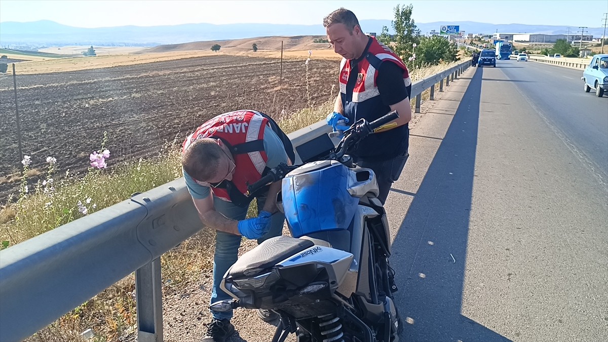 Afyonkarahisar'ın Sandıklı ilçesinde bariyere çarpan motosikletteki 1 kişi öldü, 1 kişi yaralandı....