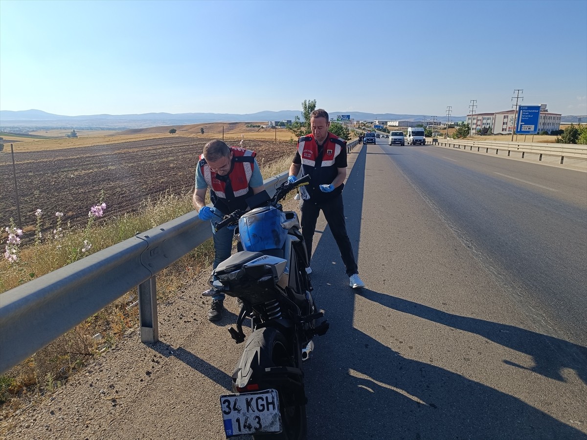 Afyonkarahisar'ın Sandıklı ilçesinde bariyere çarpan motosikletteki 1 kişi öldü, 1 kişi yaralandı....