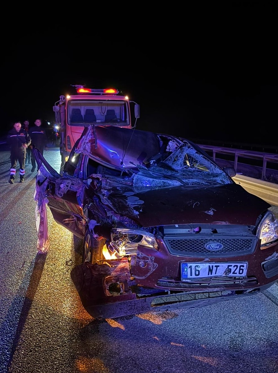 Afyonkarahisar'ın Sandıklı ilçesinde otomobil ile tırın çarpışması sonucu 4 kişi yaralandı. Kaza...