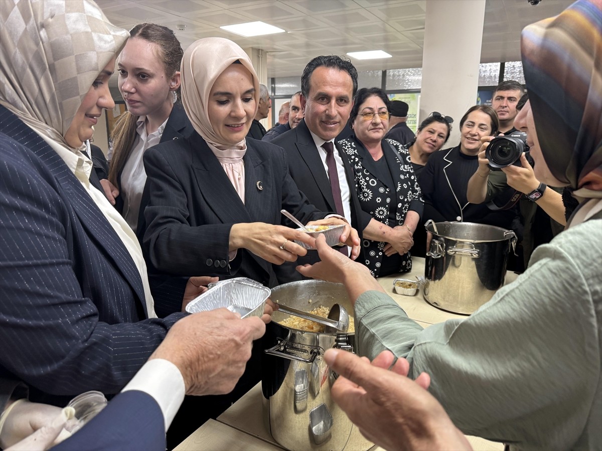 Aile ve Sosyal Hizmetler Bakanı Mahinur Özdemir Göktaş, AK Parti Ardahan İl Başkanlığını ziyaret...