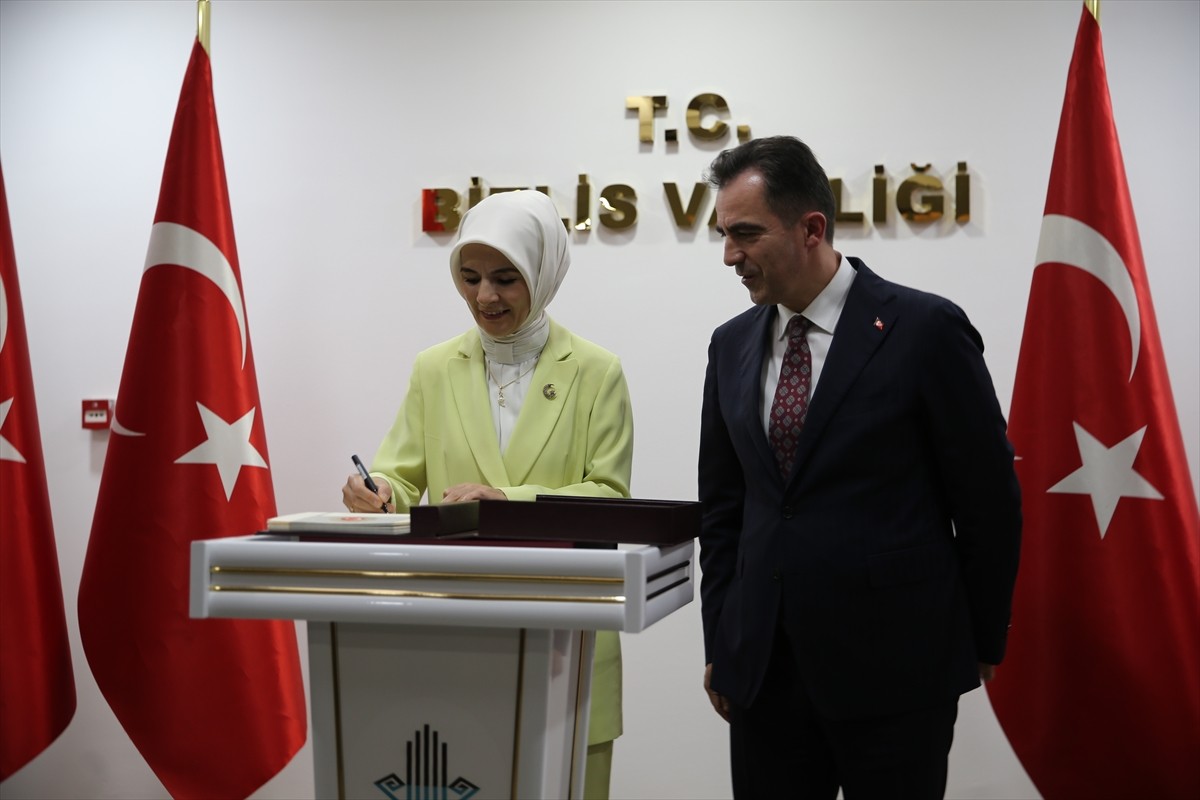 Aile ve Sosyal Hizmetler Bakanı Mahinur Özdemir Göktaş,  Bitlis'te  Valiliği ziyaret etti. 