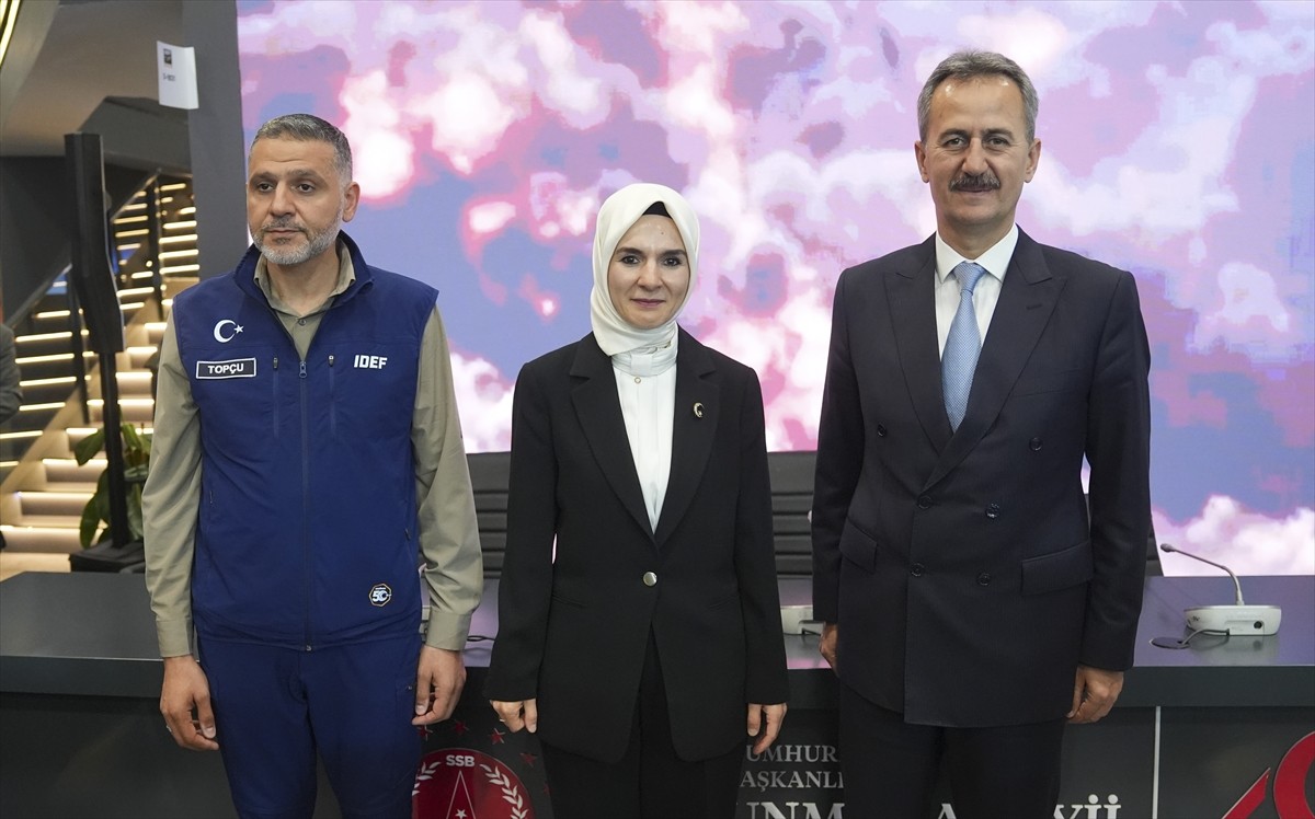 Aile ve Sosyal Hizmetler Bakanı Mahinur Özdemir Göktaş (ortada) Anadolu Ajansının (AA) "Global...