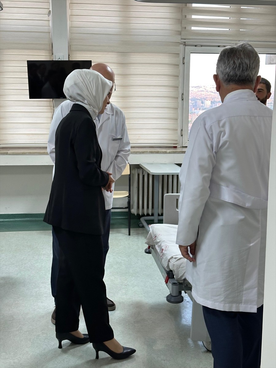 Aile ve Sosyal Hizmetler Bakanı Mahinur Özdemir Göktaş, Pençe-Kilit Harekatı bölgesinde metan...