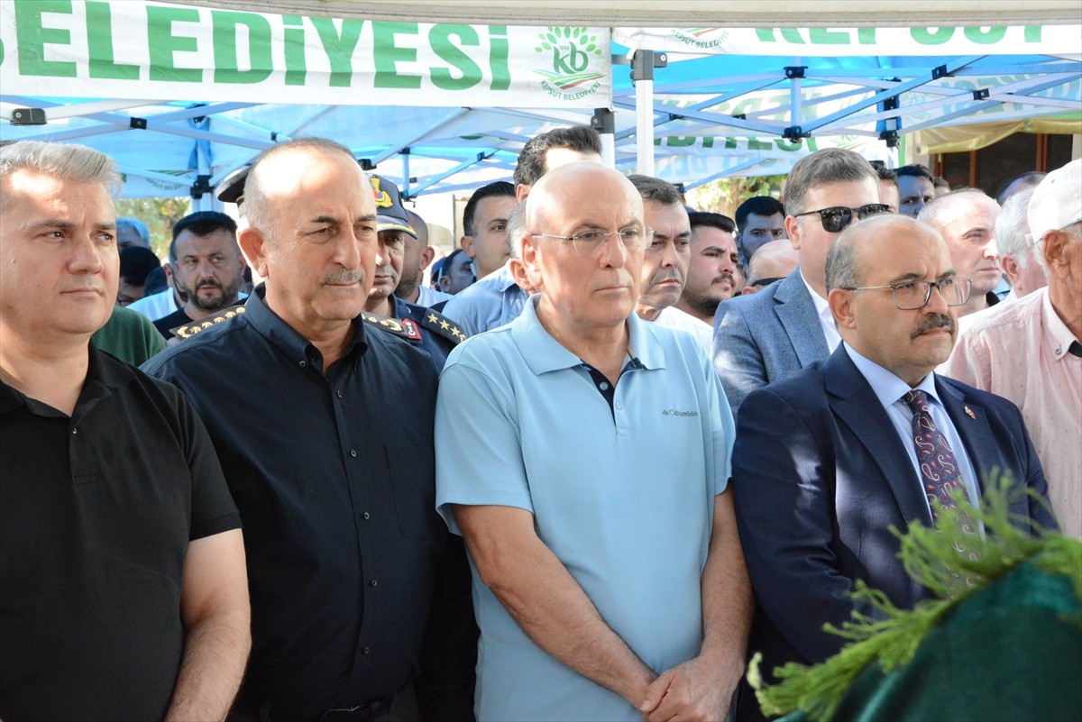 AK Parti Balıkesir Milletvekili İsmail Ok'un vefat eden annesi Fatma Ok defnedildi. Fatma Ok için...