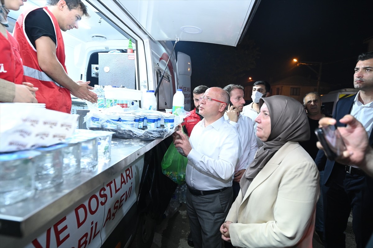 AK Parti Bursa milletvekilleri Emine Yavuz Gözgeç, Ahmet Kılıç, Emel Gözükara Durmaz ve Refik Özen...