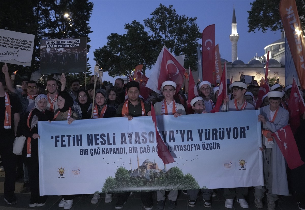 AK Parti Gençlik Kolları Başkanlığı üyeleri, Ayasofya-i Kebir Cami-i Şerifi'nin yeniden ibadete...