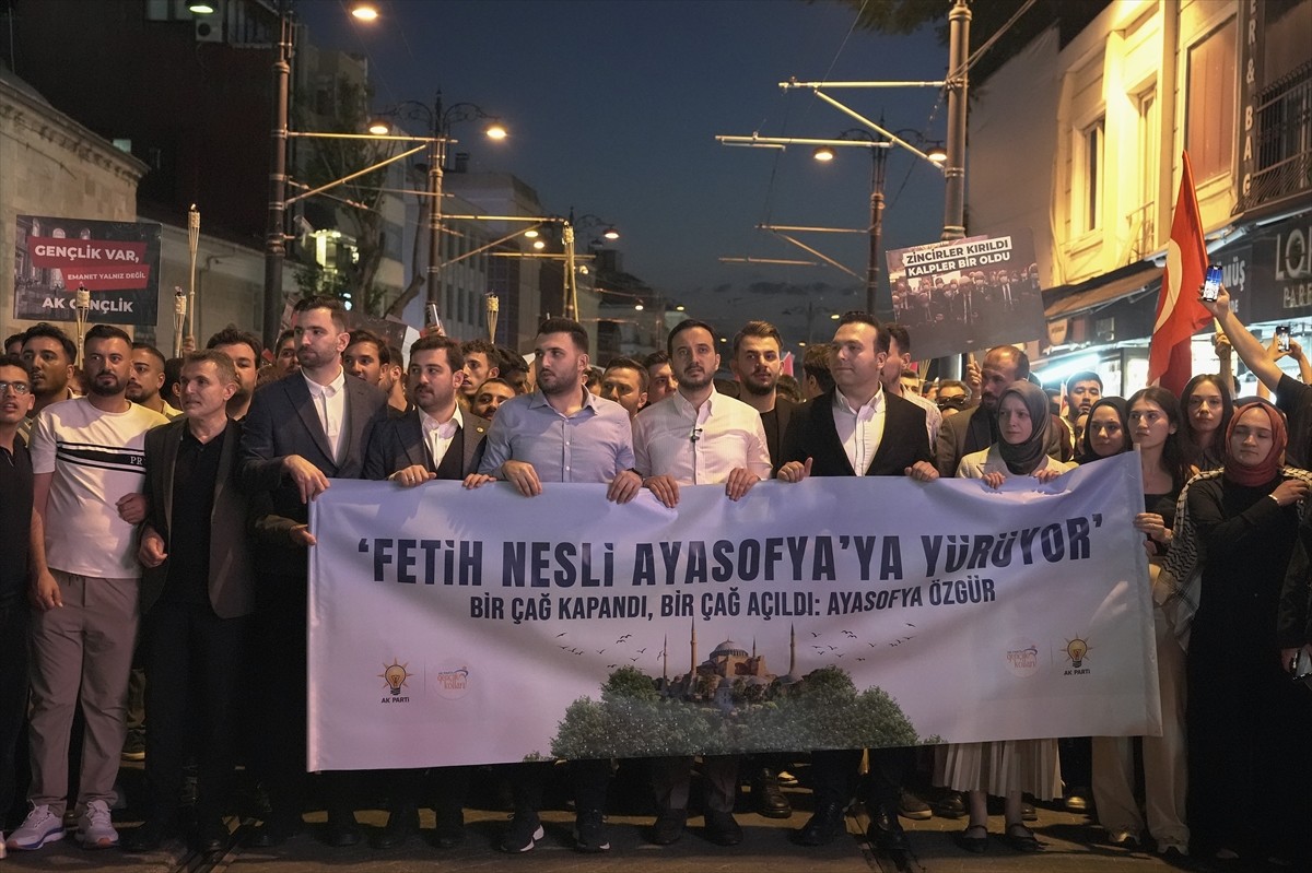 AK Parti Gençlik Kolları Başkanlığı üyeleri, Ayasofya-i Kebir Cami-i Şerifi'nin yeniden ibadete...
