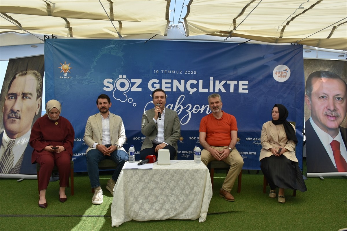 AK Parti Gençlik Kolları Genel Başkanı Yusuf İbiş (ortada), partisince Ganita sahilinde bir...