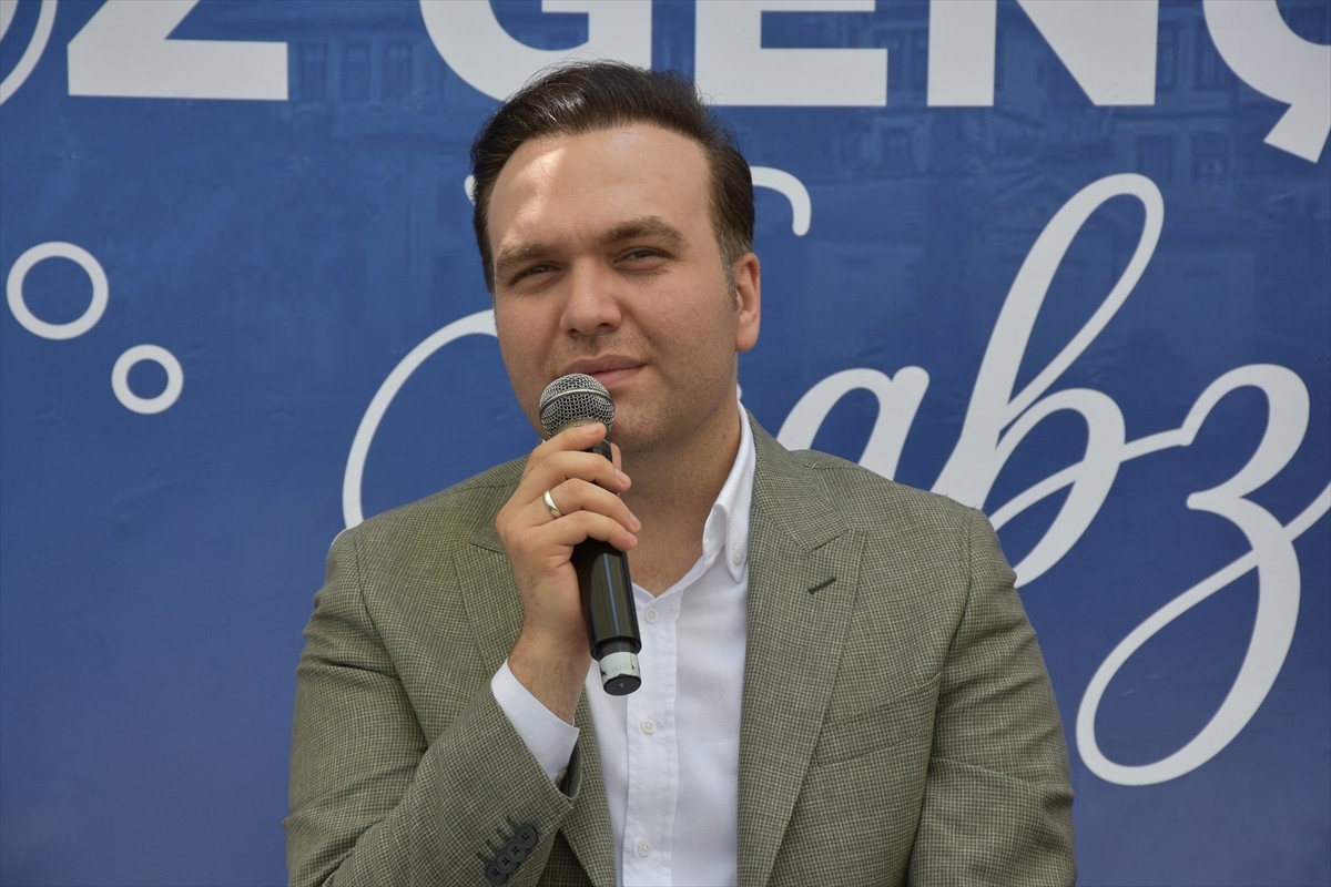 AK Parti Gençlik Kolları Genel Başkanı Yusuf İbiş (ortada), partisince Ganita sahilinde bir...