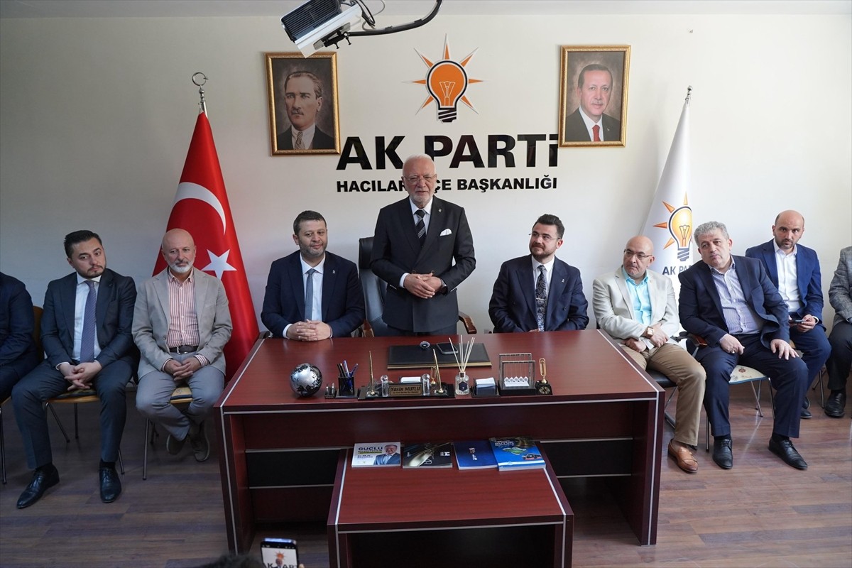 AK Parti Genel Başkanvekili Mustafa Elitaş (sağ 2), Kayseri Valisi Gökmen Çiçek'i (ortada)...