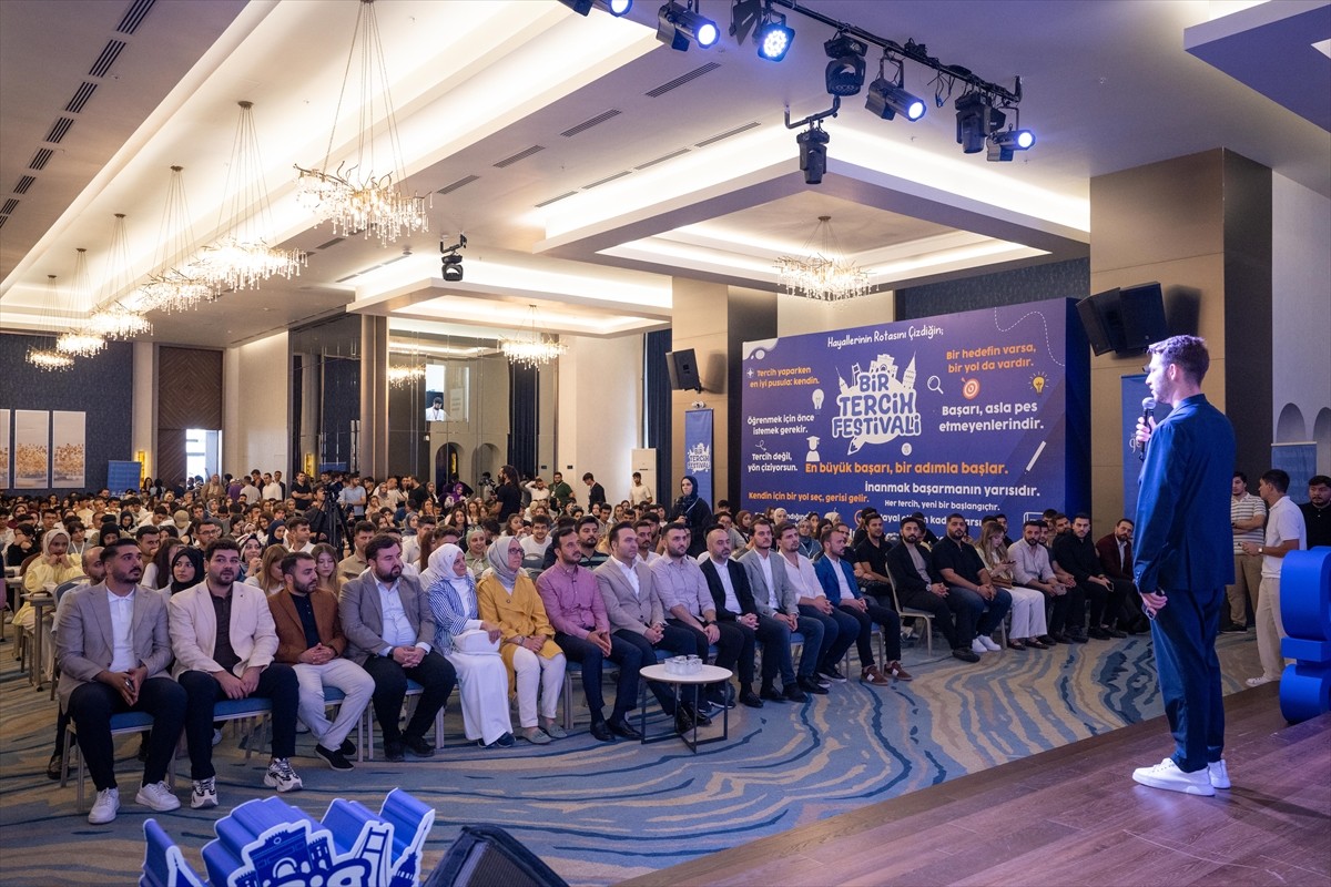 AK Parti İstanbul İl Gençlik Kolları, üniversite adaylarının tercih sürecini daha verimli...