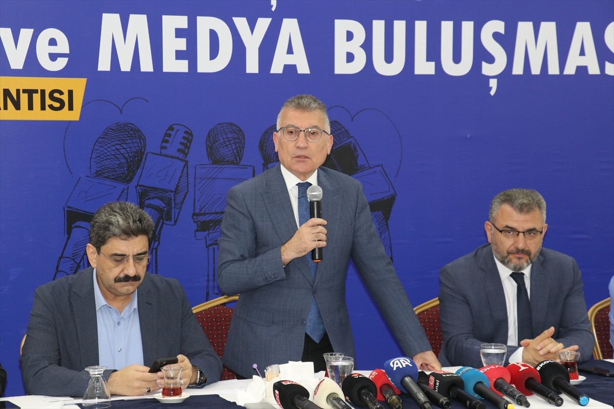 AK Parti TBMM Grup Başkanı Abdullah Güler, Sivas'ta bir restoranda düzenlenen "Basın ve Medya...