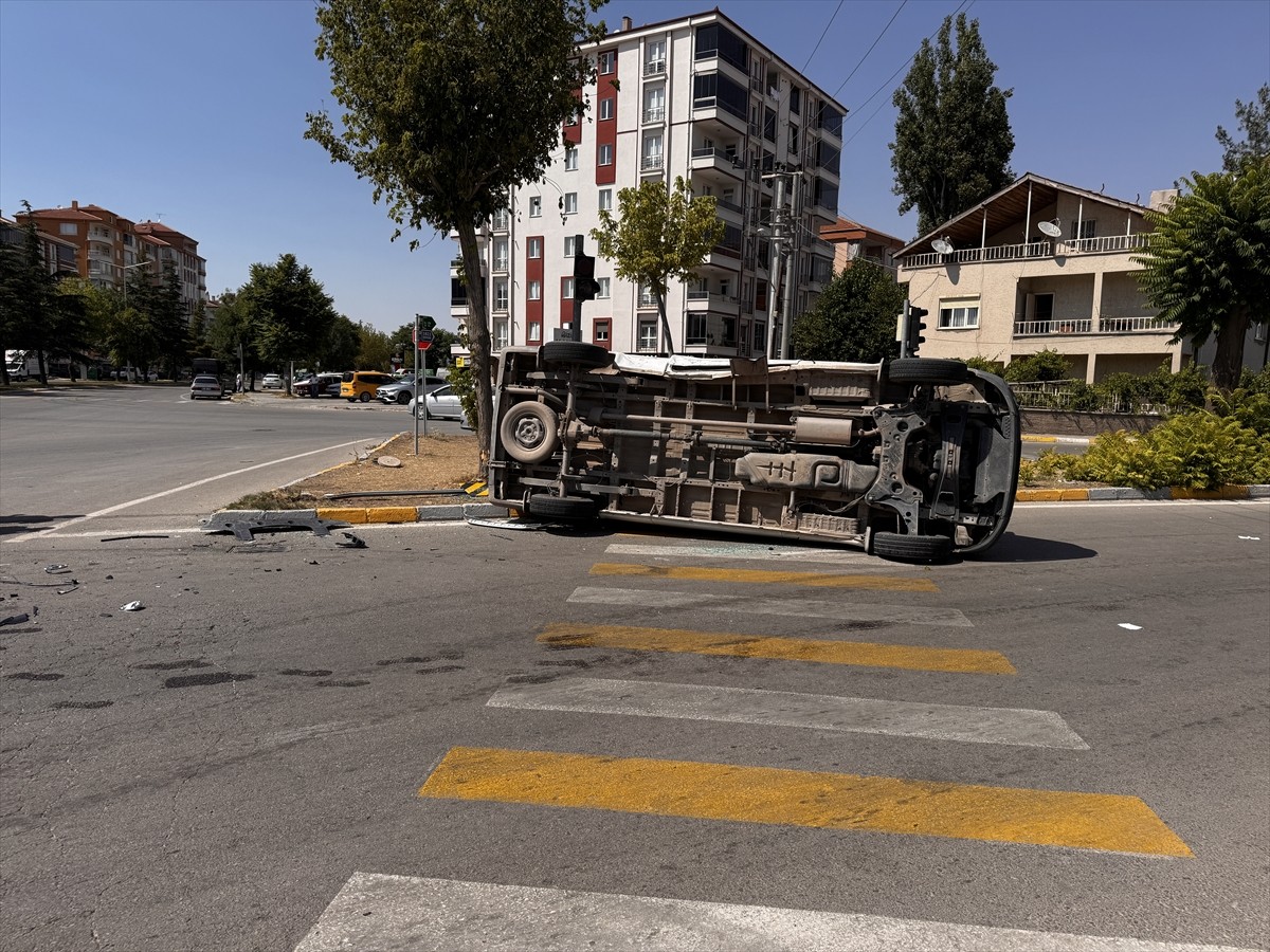 Aksaray'da otomobille çarpışan servis aracındaki 8 öğrenci yaralandı.