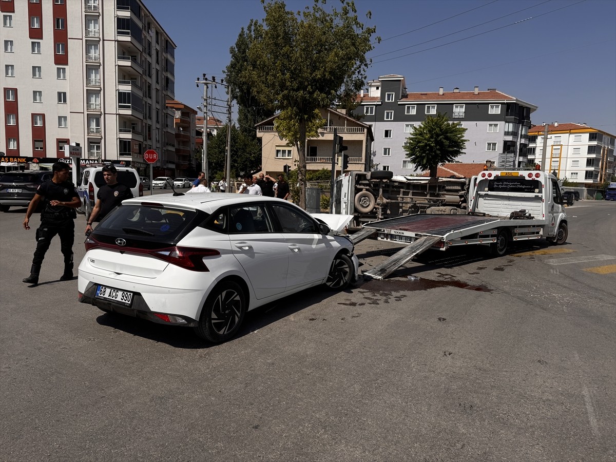 Aksaray'da otomobille çarpışan servis aracındaki 8 öğrenci yaralandı.