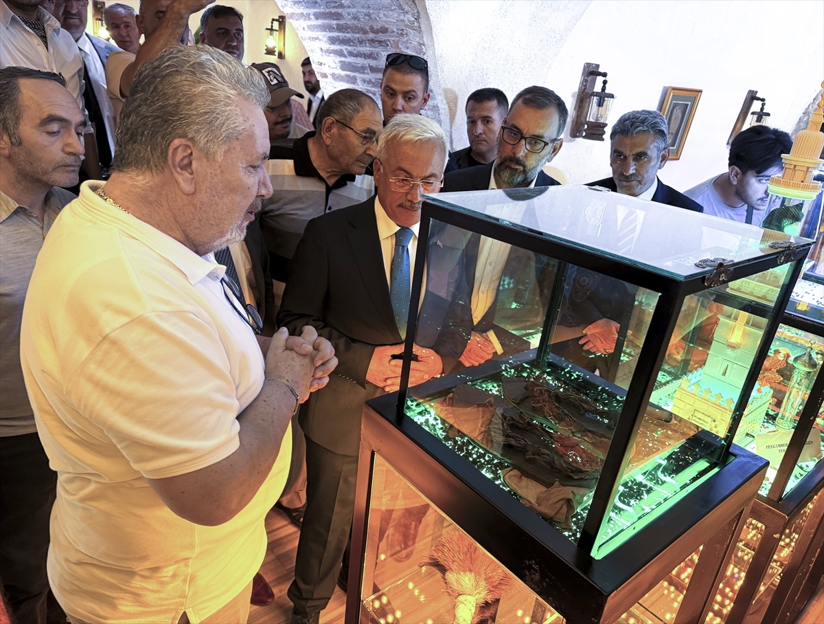 Aksaray'da "Kutsal Emanetler" sergisinin açılışı gerçekleştirildi. Etkinliğe, Vali Mehmet Ali...