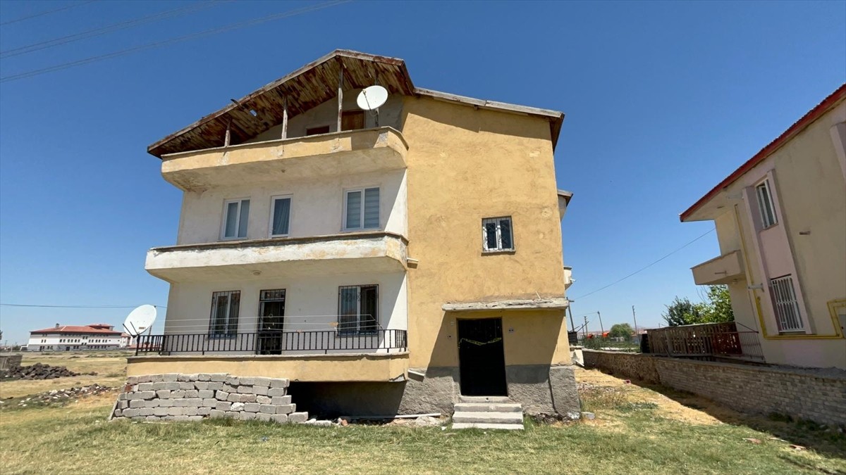 Aksaray'da tartıştığı ağabeyini bıçaklayarak öldürdüğü öne sürülen 14 yaşındaki şüpheli ile annesi...