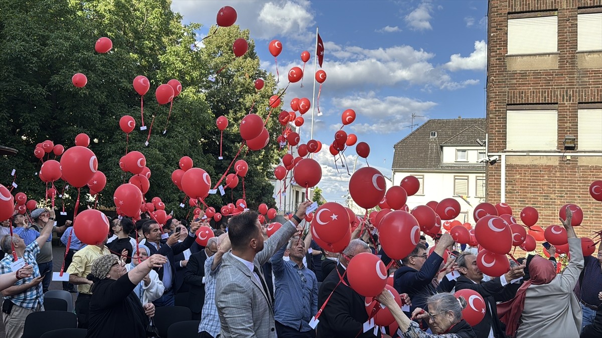 Almanya'nın Köln kentinde, 15 Temmuz Demokrasi ve Milli Birlik Günü dolayısıyla "Zaferin Adı...