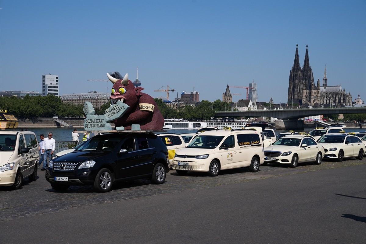 Almanya'nın Köln şehrinde taksiciler, internet uygulaması üzerinden özel ulaşım hizmeti veren...