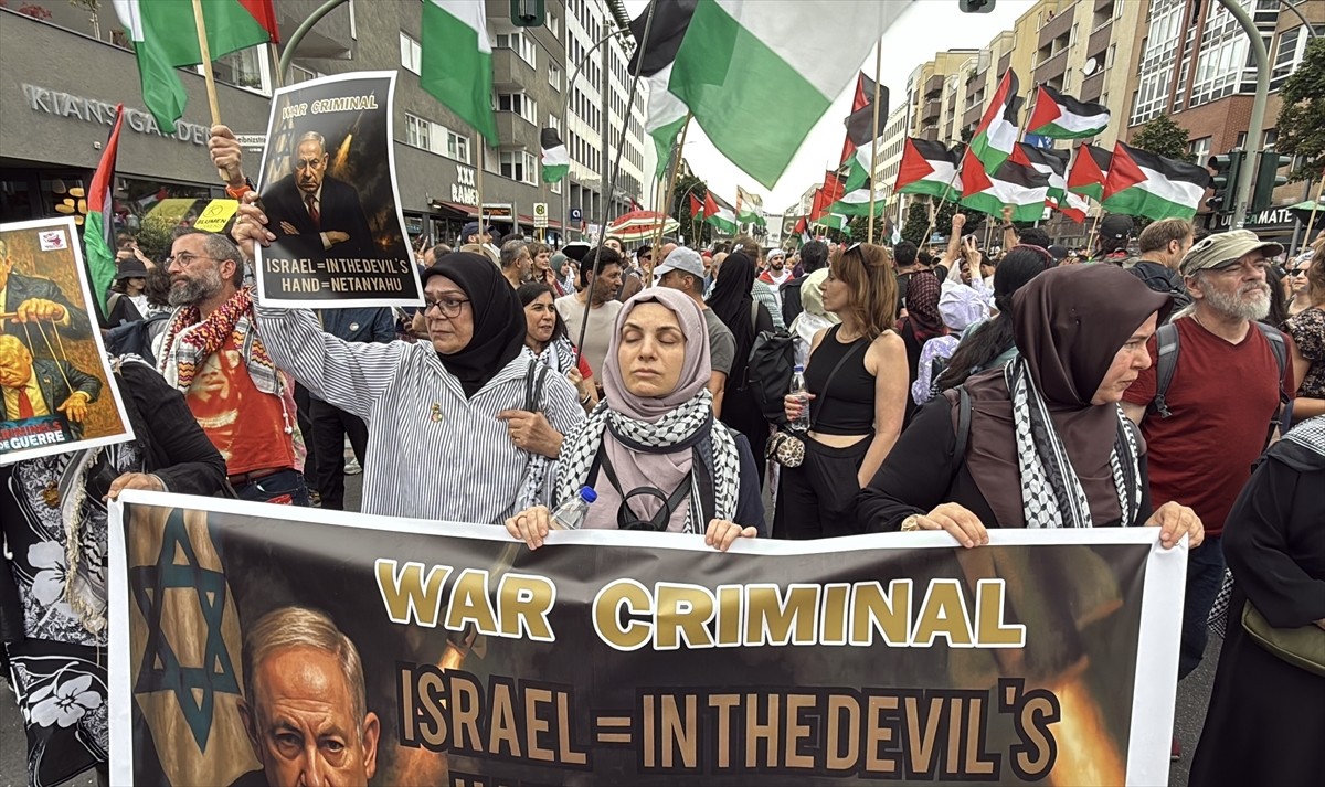 Almanya’nın başkenti Berlin’de İsrail’in Gazze’ye saldırılarını protesto etmek ve Filistin’e...