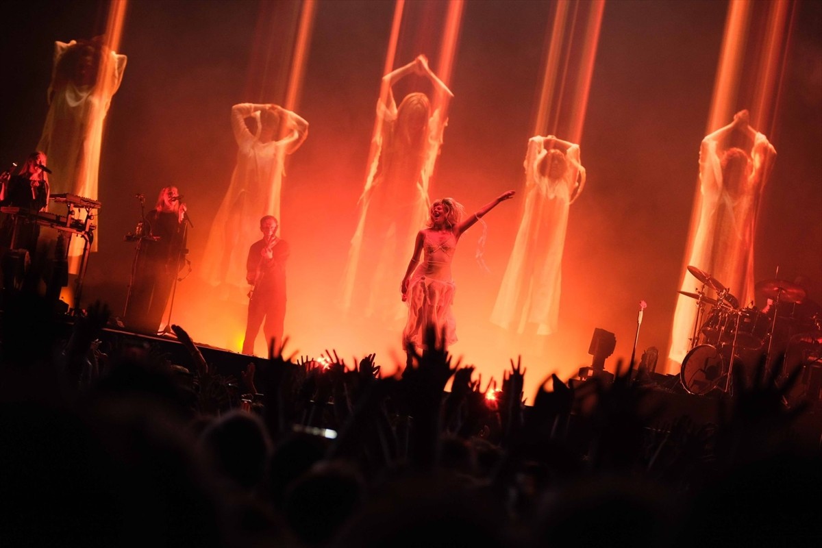 Alternatif pop ve elektronik müziğin tanınan seslerinden Norveçli şarkıcı, söz yazarı, dansçı ve...