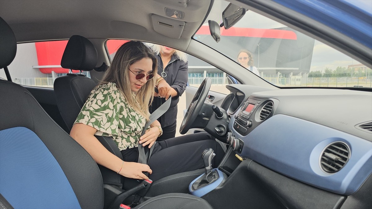 Altı Nokta Körler Derneği Çorum Şubesince düzenlenen farkındalık etkinliğine katılan görme...